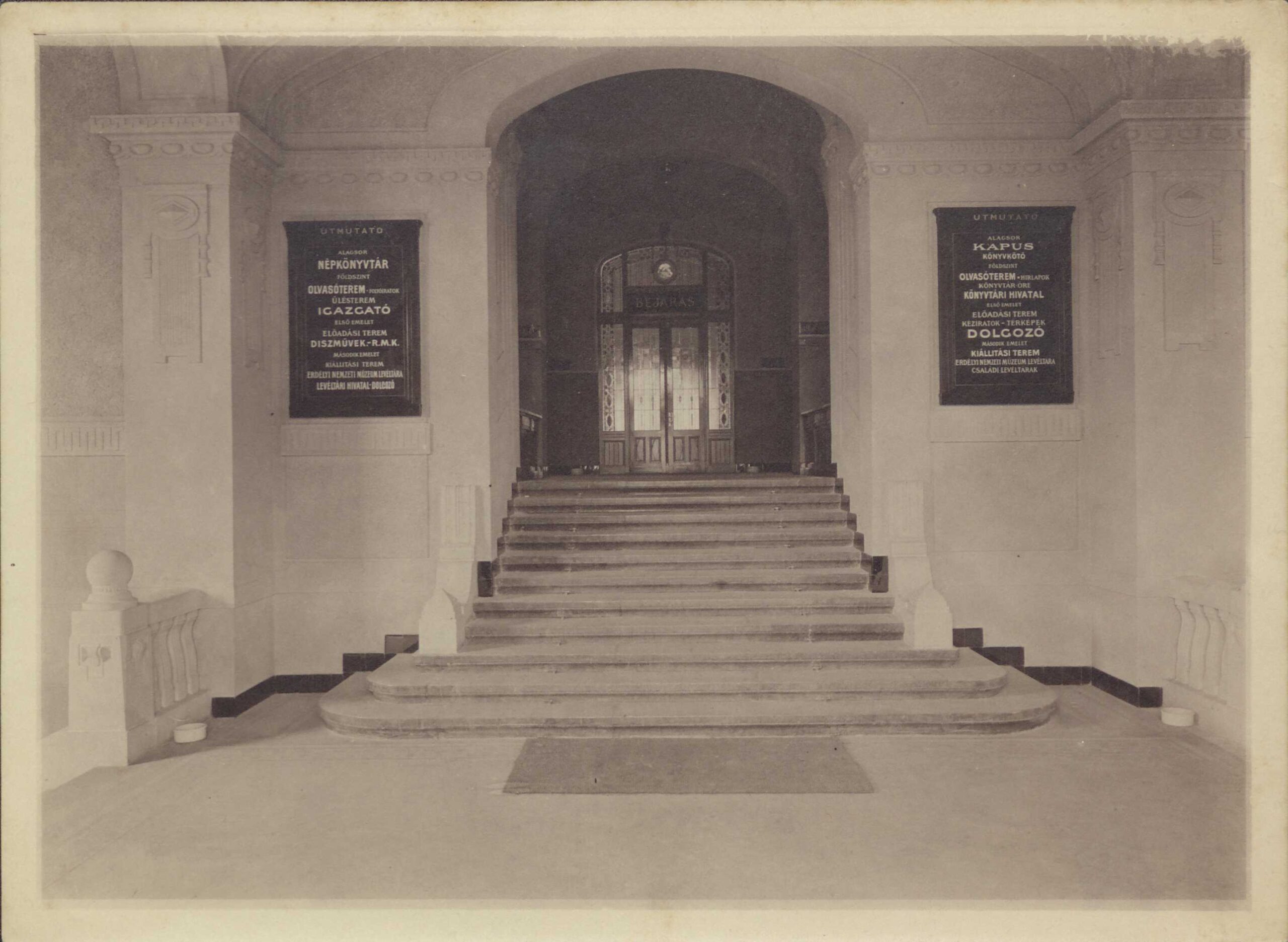 A Kolozsvári Egyetemi Könyvtár egyik főbejárata (1910 körül)