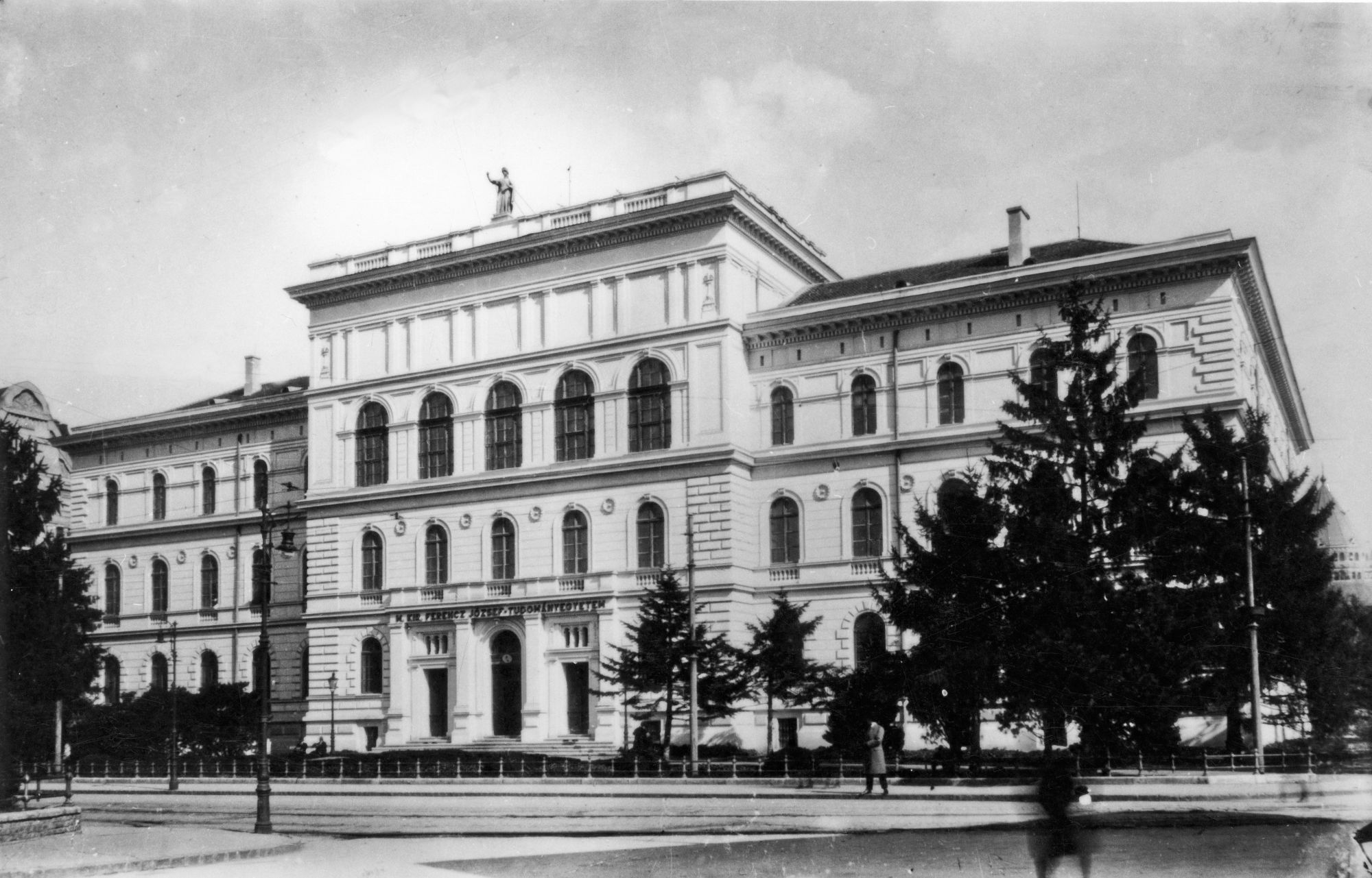 A Ferencz József Tudományegyetem központi épülete a Dugonics téren