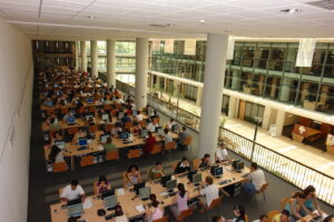 Az SZTE Klebelsberg Könyvtár és Levéltár első emeleti számítógépes tere az Ady téren (2005)
