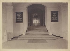 A Kolozsvári Egyetemi Könyvtár egyik főbejárata (1910 körül)