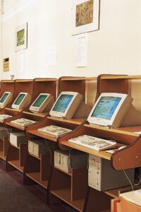 Az Egyetemi Könyvtár katalógus-számítógépei a Dugonics téren (1998)